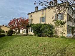 Vaste Demeure de Village du XVIII avec 9 Chambres, Piscine au Sel & Vue Pyrénées